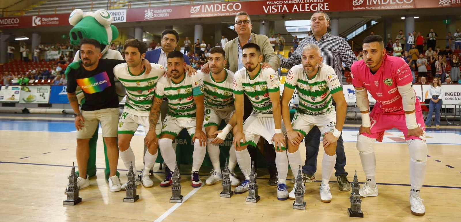 Los siete jugadores que fueron homenajeados en la previa ante el Valdepeñas.