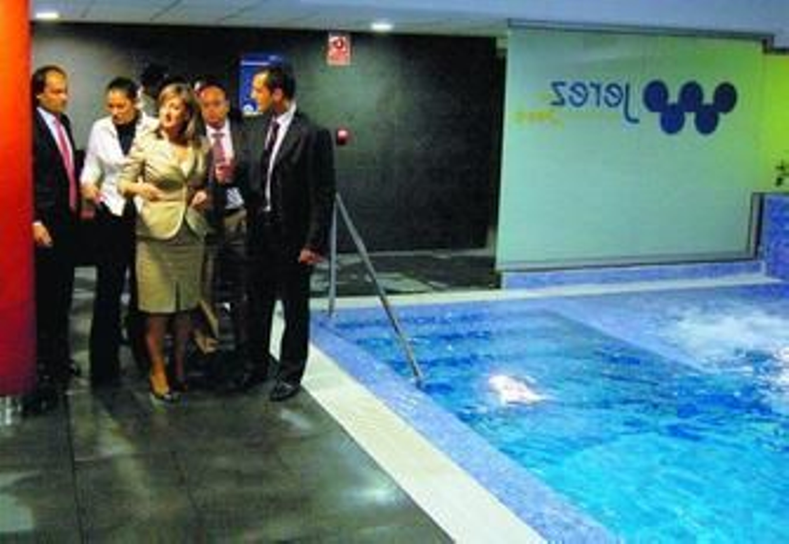 La alcaldesa, en compañía de la delegada municipal de Deportes, visitando el recinto junto a sus directivos.