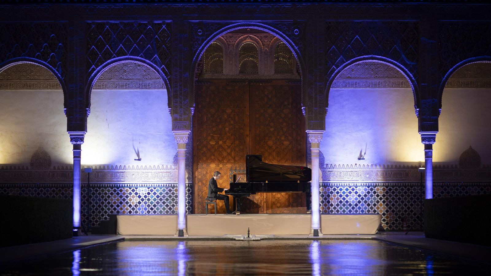 Concierto de Alexandre Tharaud en el Patio de los Arrayanes de la Alhambra en Granada, que sirvió de homenaje a José Luis Kastiyo Concierto de Alexandre Tharaud en el Patio de los Arrayanes de la Alhambra en Granada, que sirvió de homenaje a José Luis Kastiyo