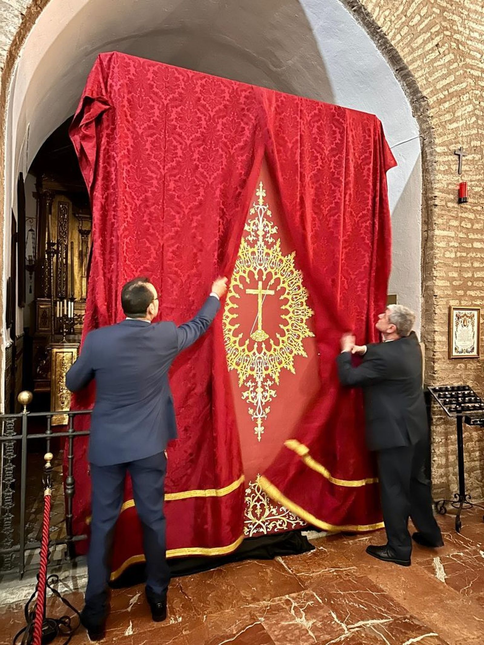 Descubrimiento del nuevo sobretecho de palio de la Virgen del Buen Fin