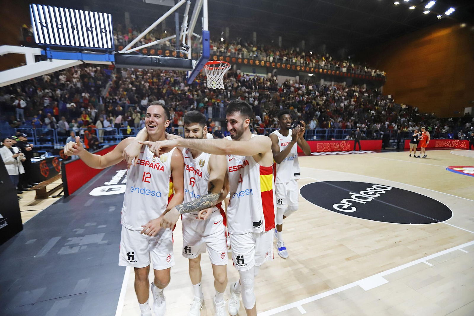 Imágenes de la celebración de la selección Española de baloncesto por certificar su pase con una victoria ante Paises Bajos Imágenes de la celebración de la selección Española de baloncesto por certificar su pase con una victoria ante Paises Bajos