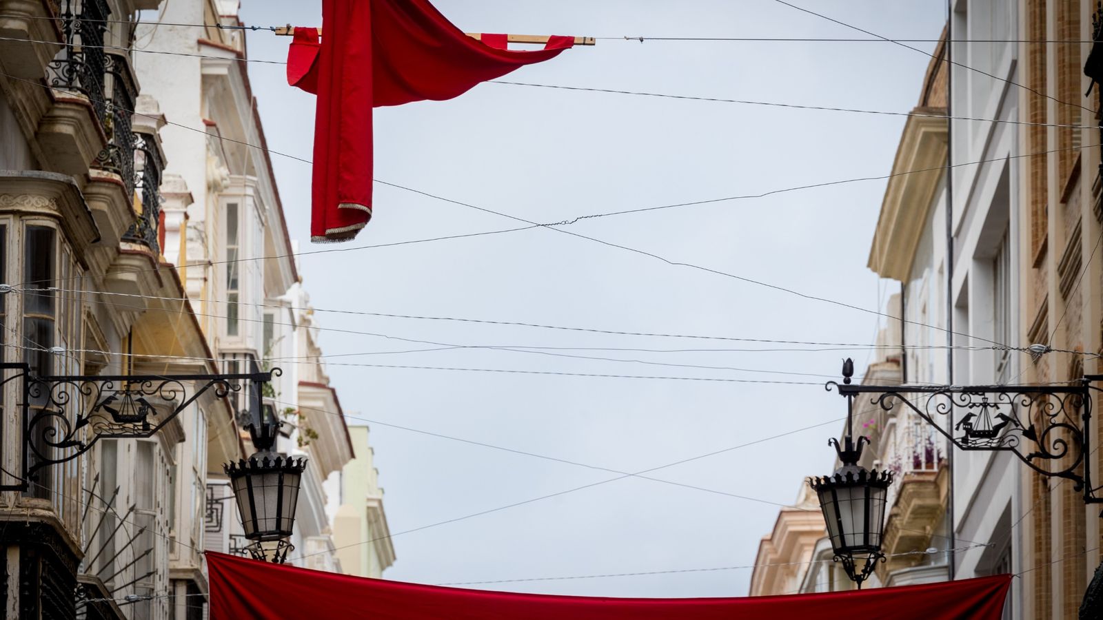 El montaje de las luces de Navidad se solapa en Ancha con la retirada de los exornos del Cádiz Romana.