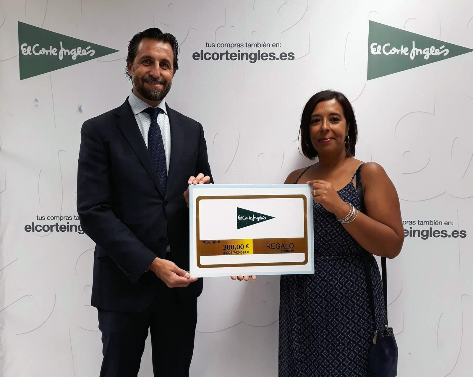 Hipercor entrega el premio a la ganadora de la 'La porra del Mundial'