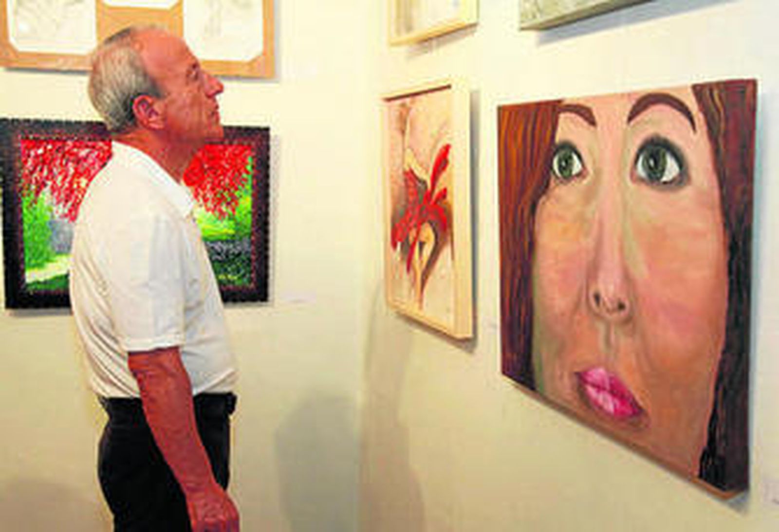 Algunas de las obras pictóricas y de cerámica expuestas en la muestra colectiva.