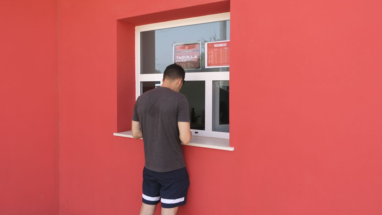 Un seguidor de la UD Almería tramita la renovación de su abono en las taquillas del Power Horse Stadium.