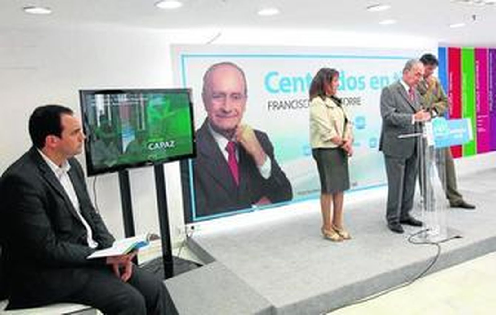 Díaz Guirado, ayer, observa la intervención en rueda de prensa del alcalde y candidato del PP, Francisco de la Torre.