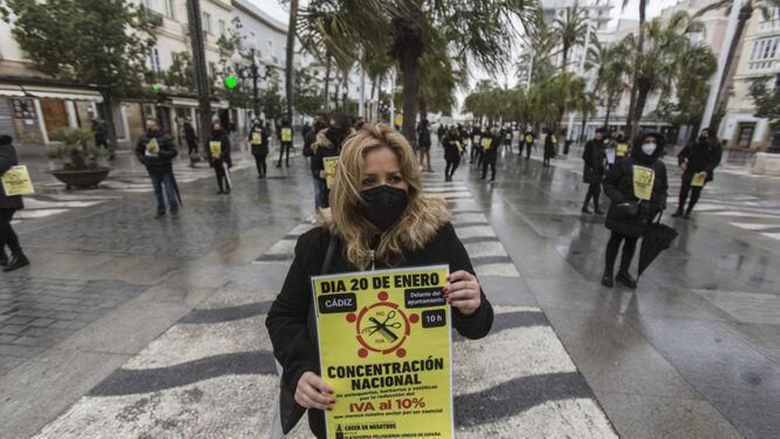 Una de las protestas protagonizadas por los peluqueros y peluqueras de Cádiz en la plaza de San Juan de Dios