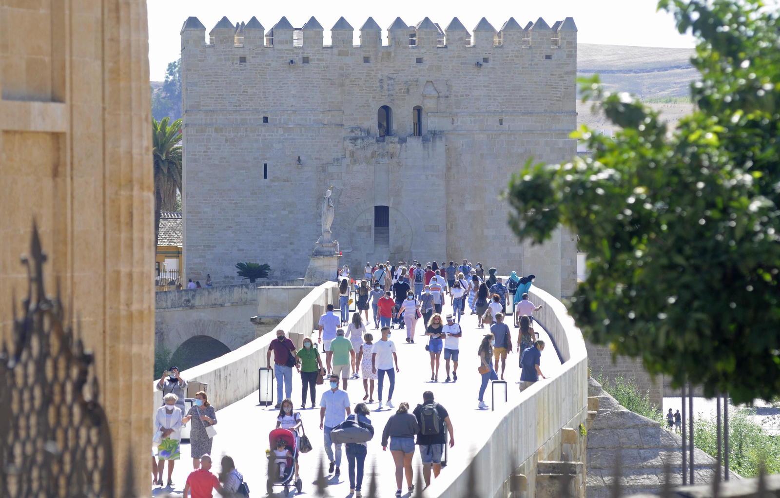 Turistas en el Puente Romano de Córdoba.