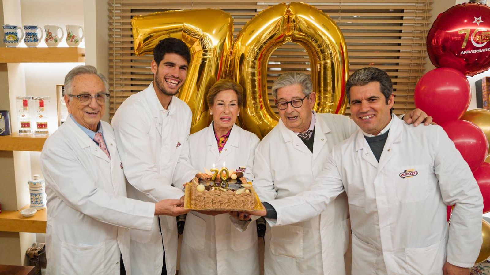 Soplando la tarta que conmemora el 70 aniversario de la compañía