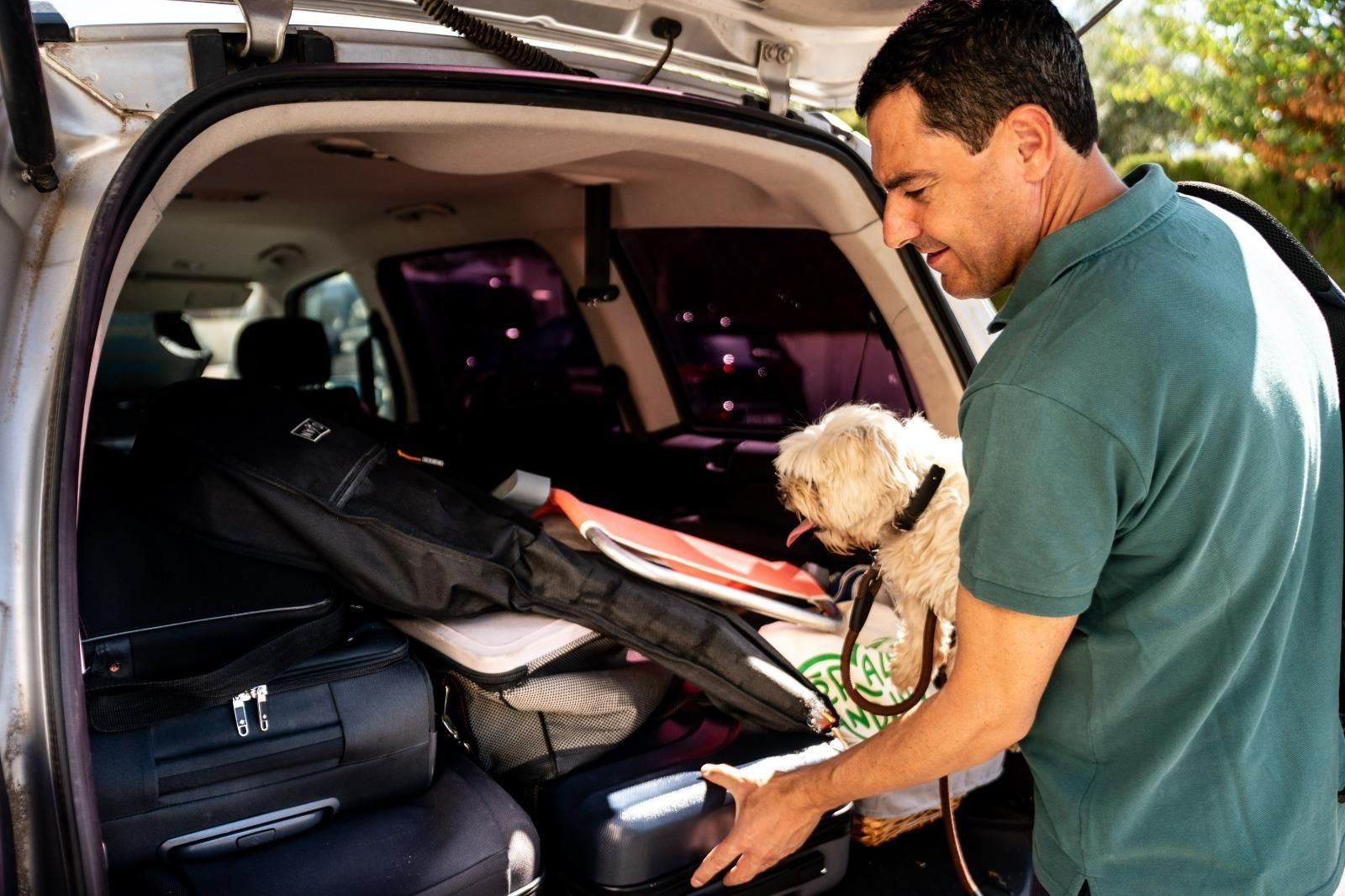 Juanma Moreno y su perro Toby. Juanma Moreno y su perro Toby.