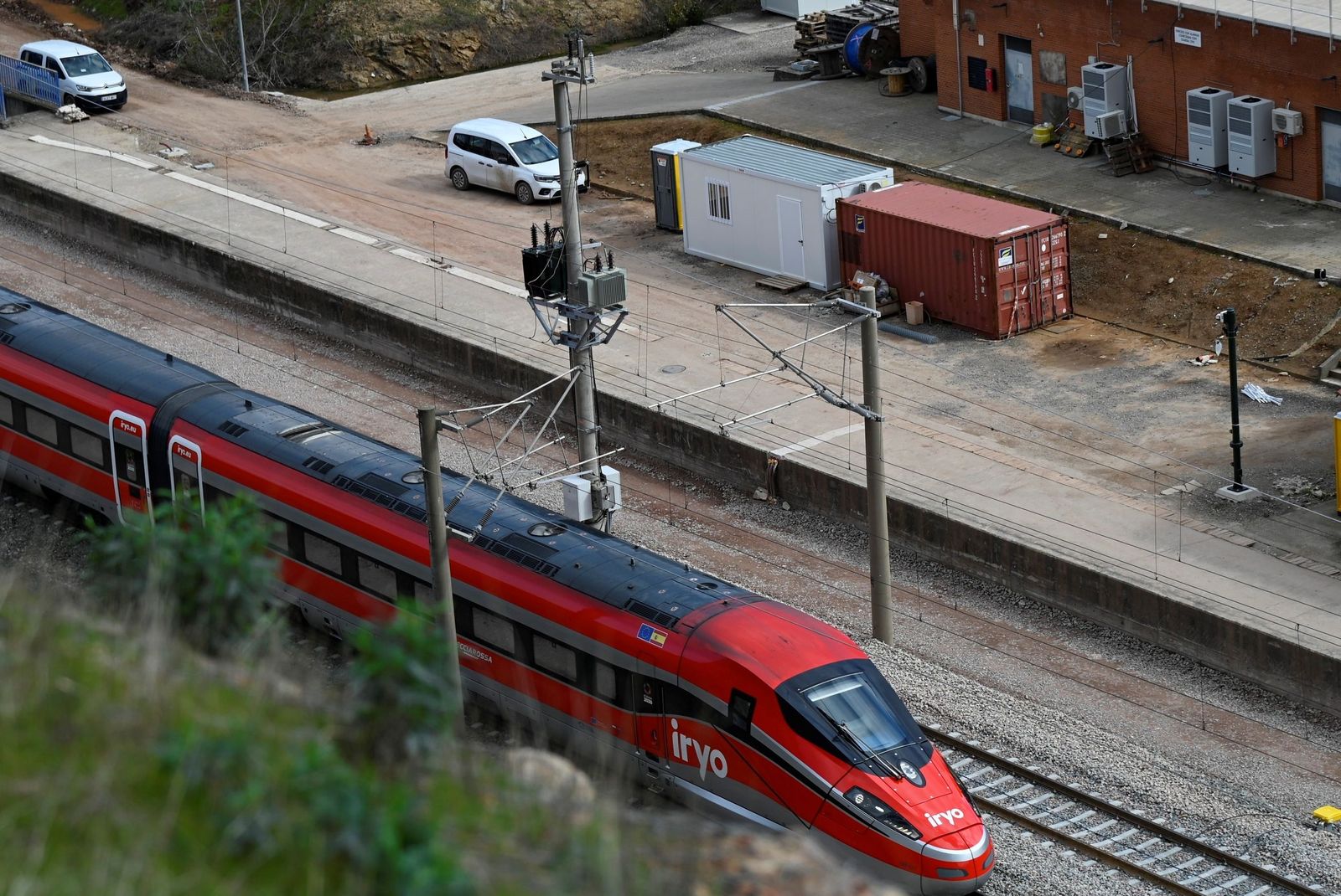 Los trenes vuelven a Adamuz un mes después de la tragedia, en imágenes