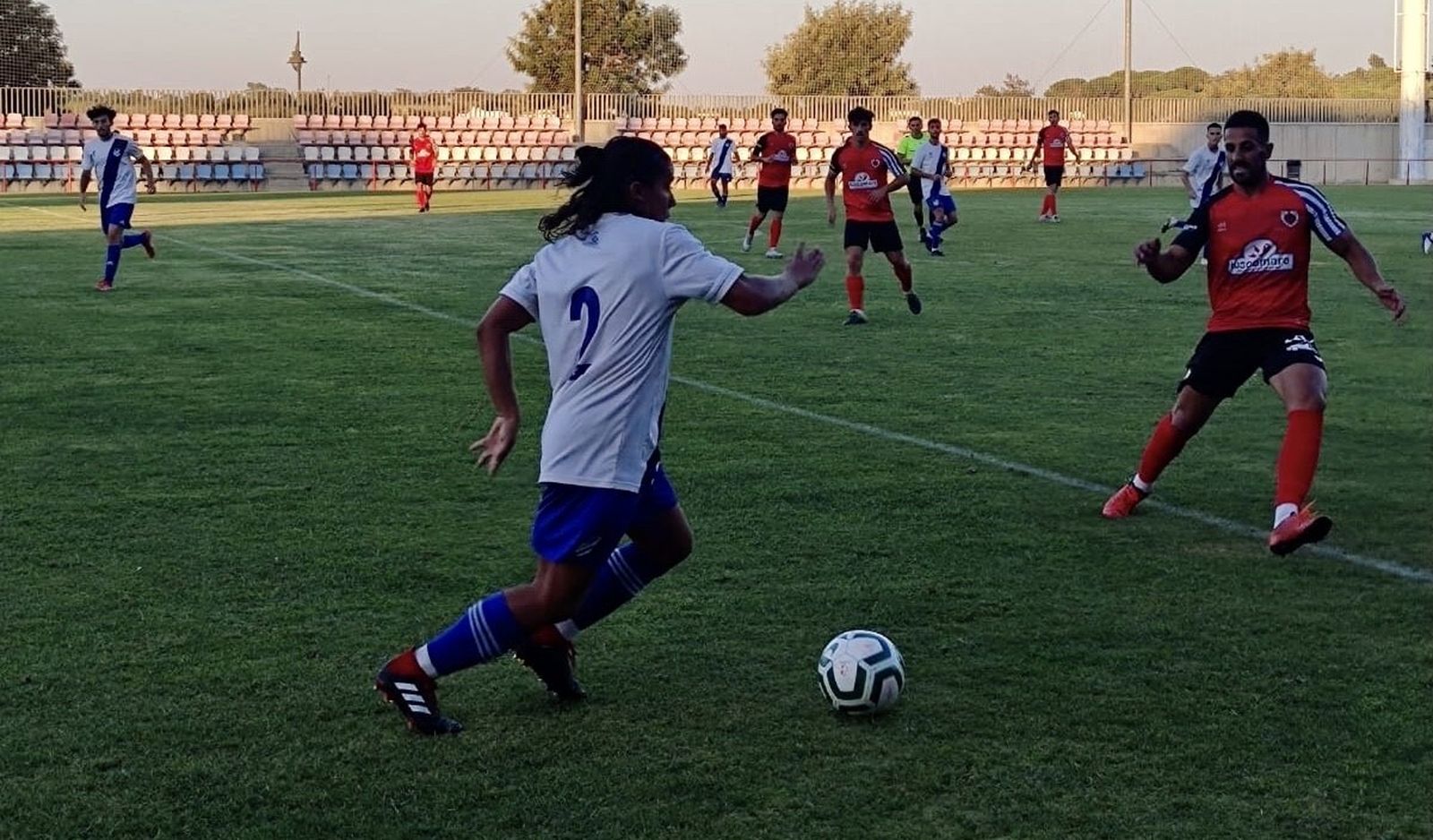 Pepe conduce el cuero ante la presión de Lolo.