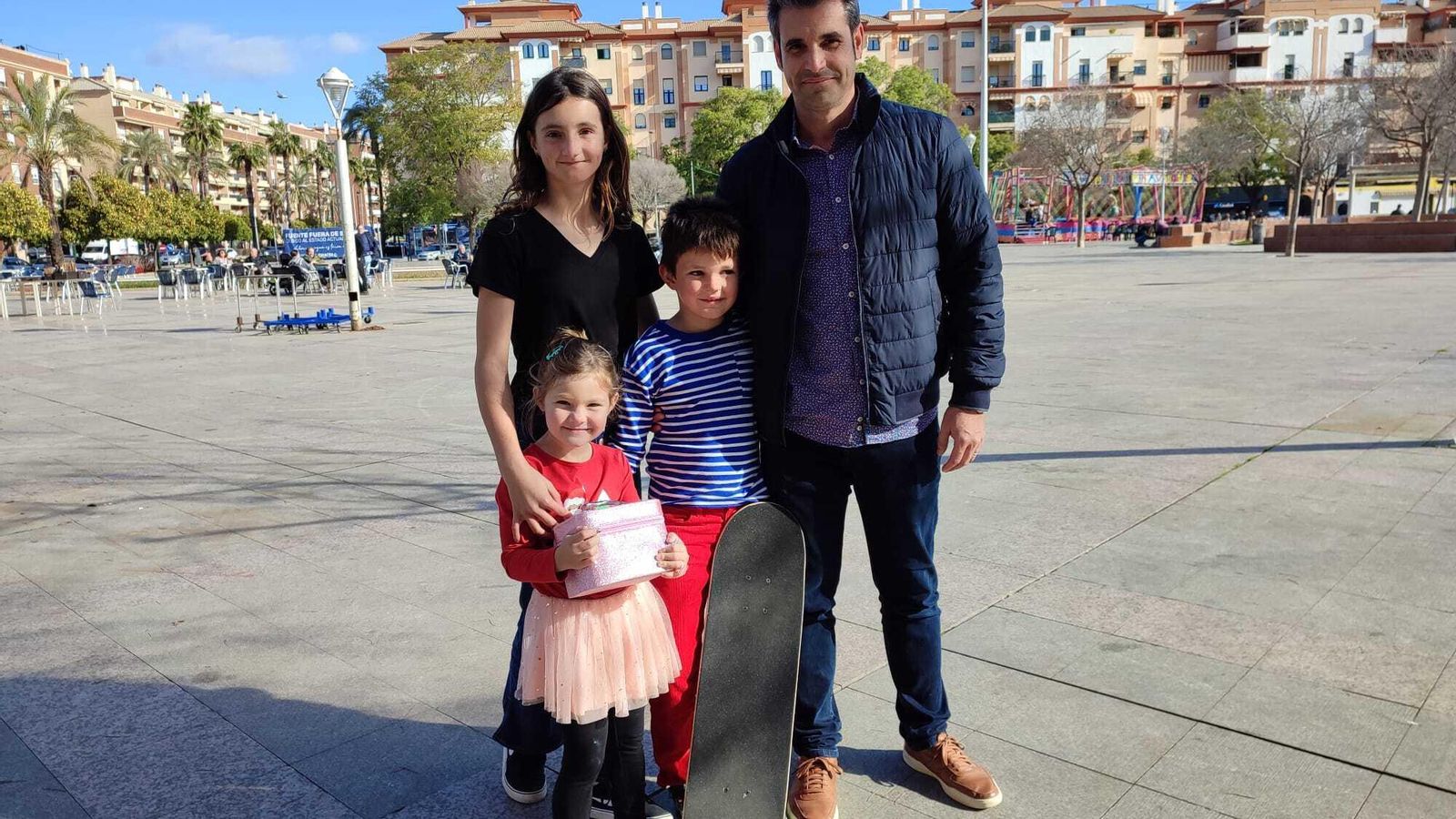 Lucía, Sofía y Marcos junto a su padre.