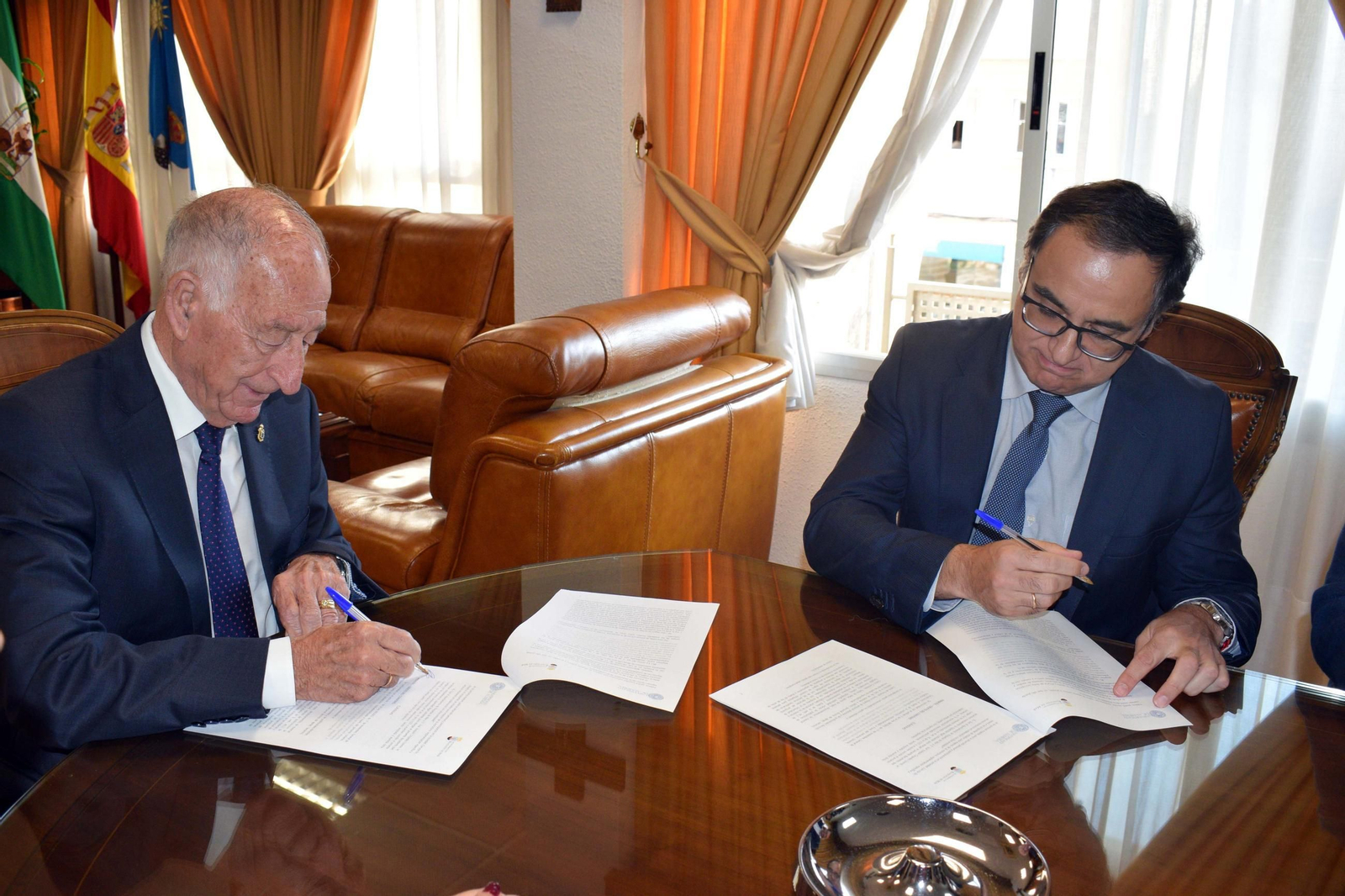 El rector José J. Céspedes y el alcalde roquetero, Gabriel Amat, firman el convenio entre la UAL y el Ayuntamiento