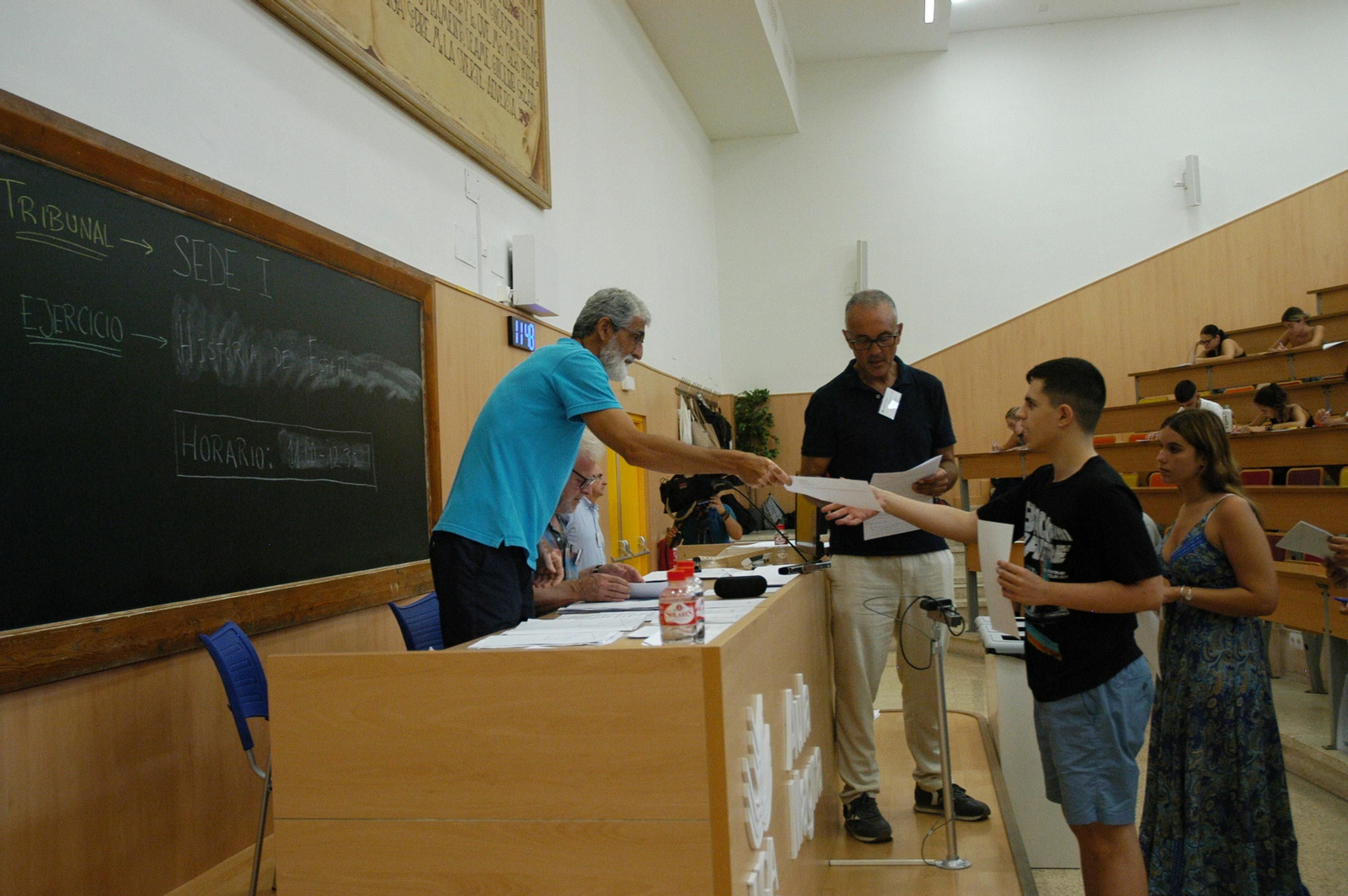 Un alumno, recibiendo una prueba durante uno de los exámenes.