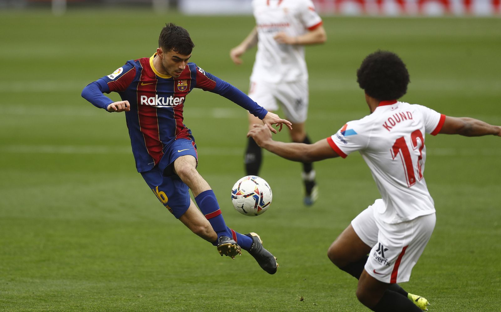 Pedri intenta irse de Koundé en el partido del sábado.