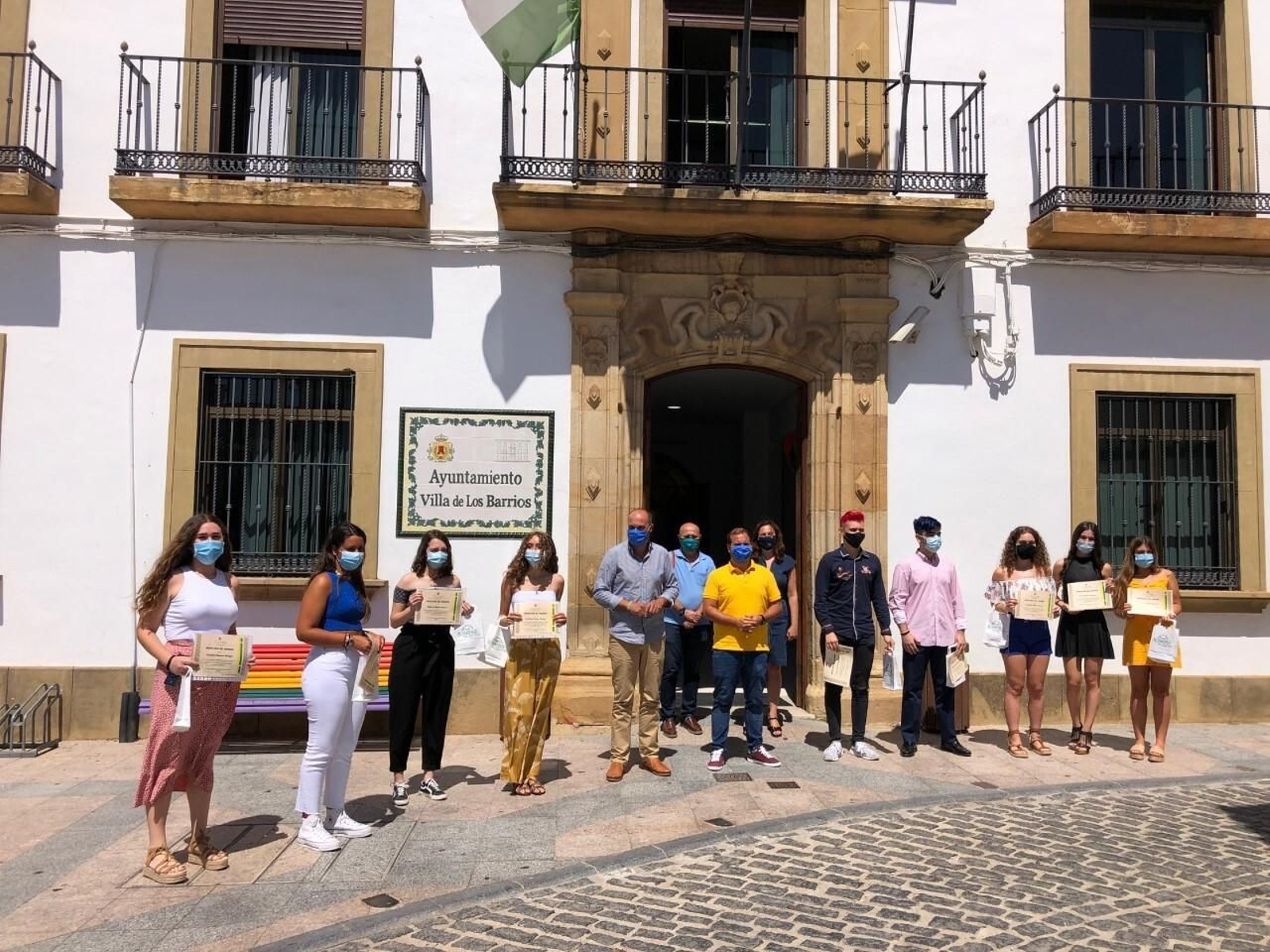 Los estudiantes posan con el alcalde en el Ayuntamiento.