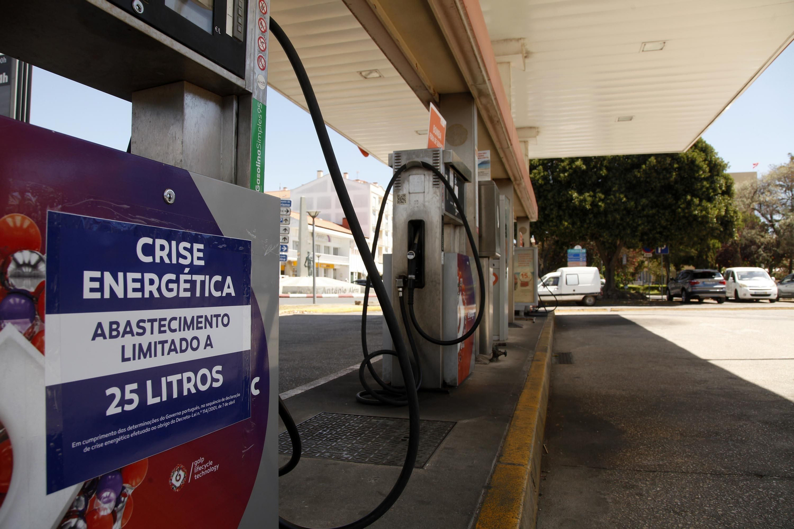 Un cartel informa de las restricciones al abastecimiento en una gasolinera de Vila Real de Santo António debido a la “crisis energética”.
