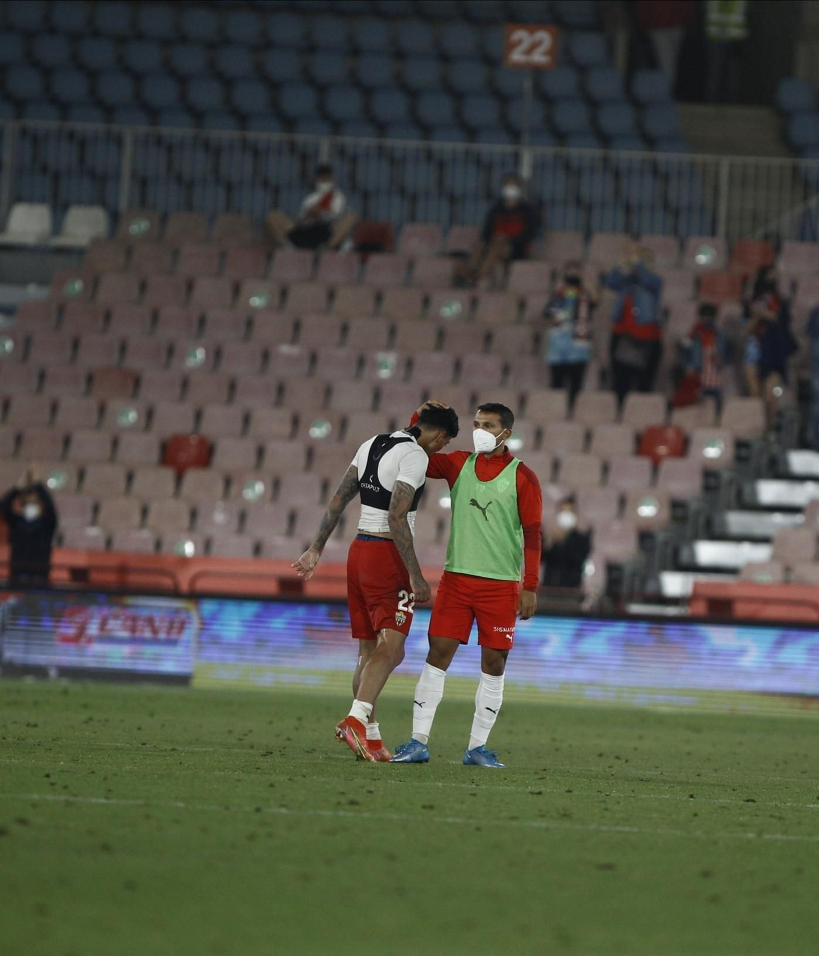 Carvalho consuela a su compatriota Samú Costa tras caer eliminados ante el Girona