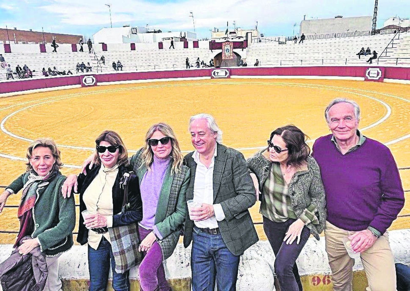Nati Aguirre, Rocío Rivero, Teresa de la Cierva, Mikel Bilbao, Llanos Espinosa y Joaquín Astolfi, en la plaza de toros de Cantillana.
