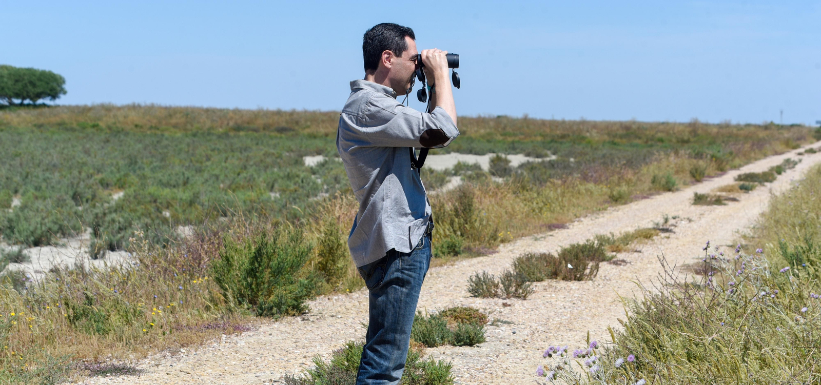 La visita del presidente de la Junta de Andalucía a la finca Veta la Palma, en imágenes