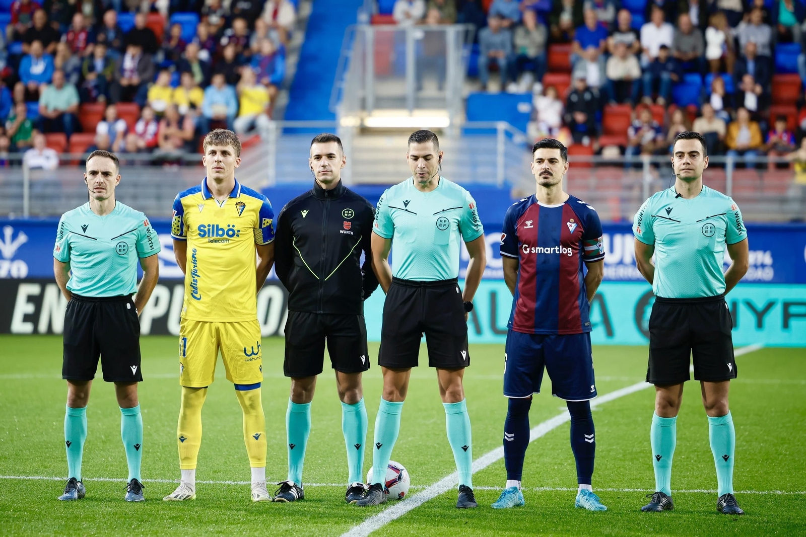 Las imágenes del partido de fútbol Éibar - Cádiz