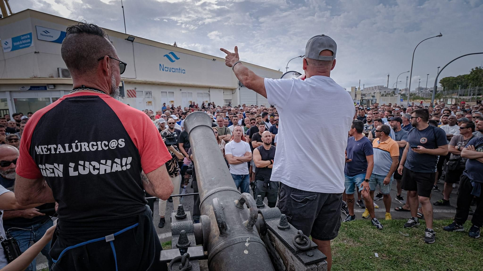 Asamblea de trabajadores del metal ante la puerta de Navantia Cádiz.