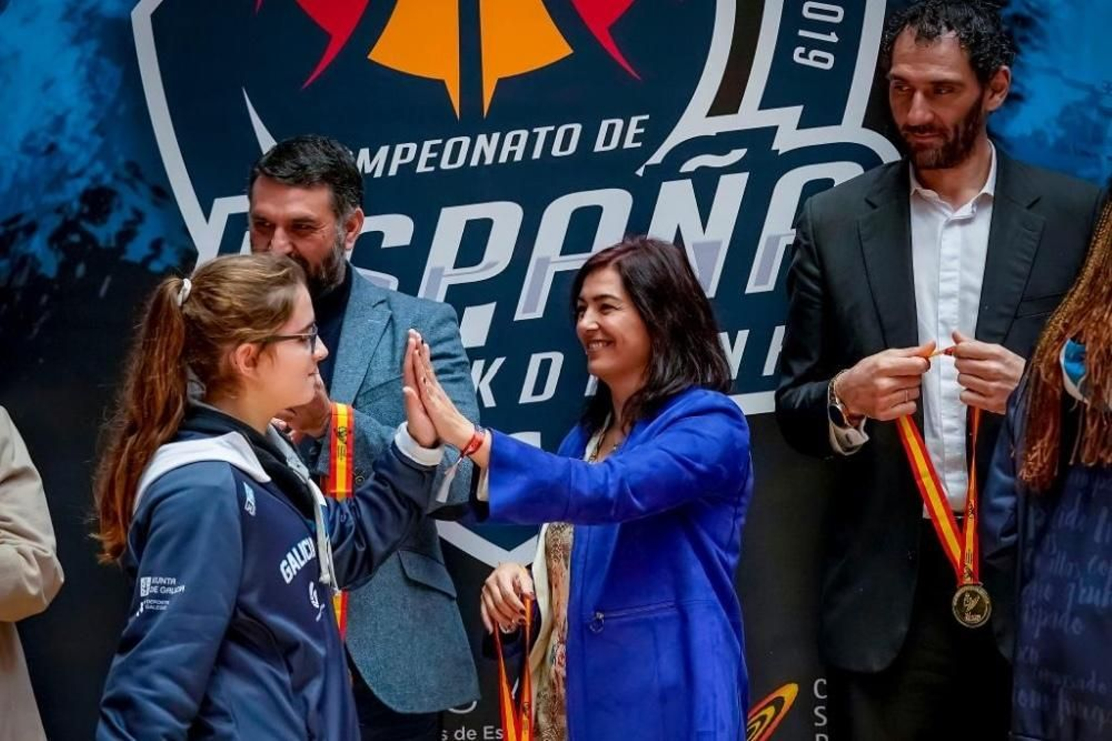 Jorge Garbajosa (derecha), durante la entrega de medallas.