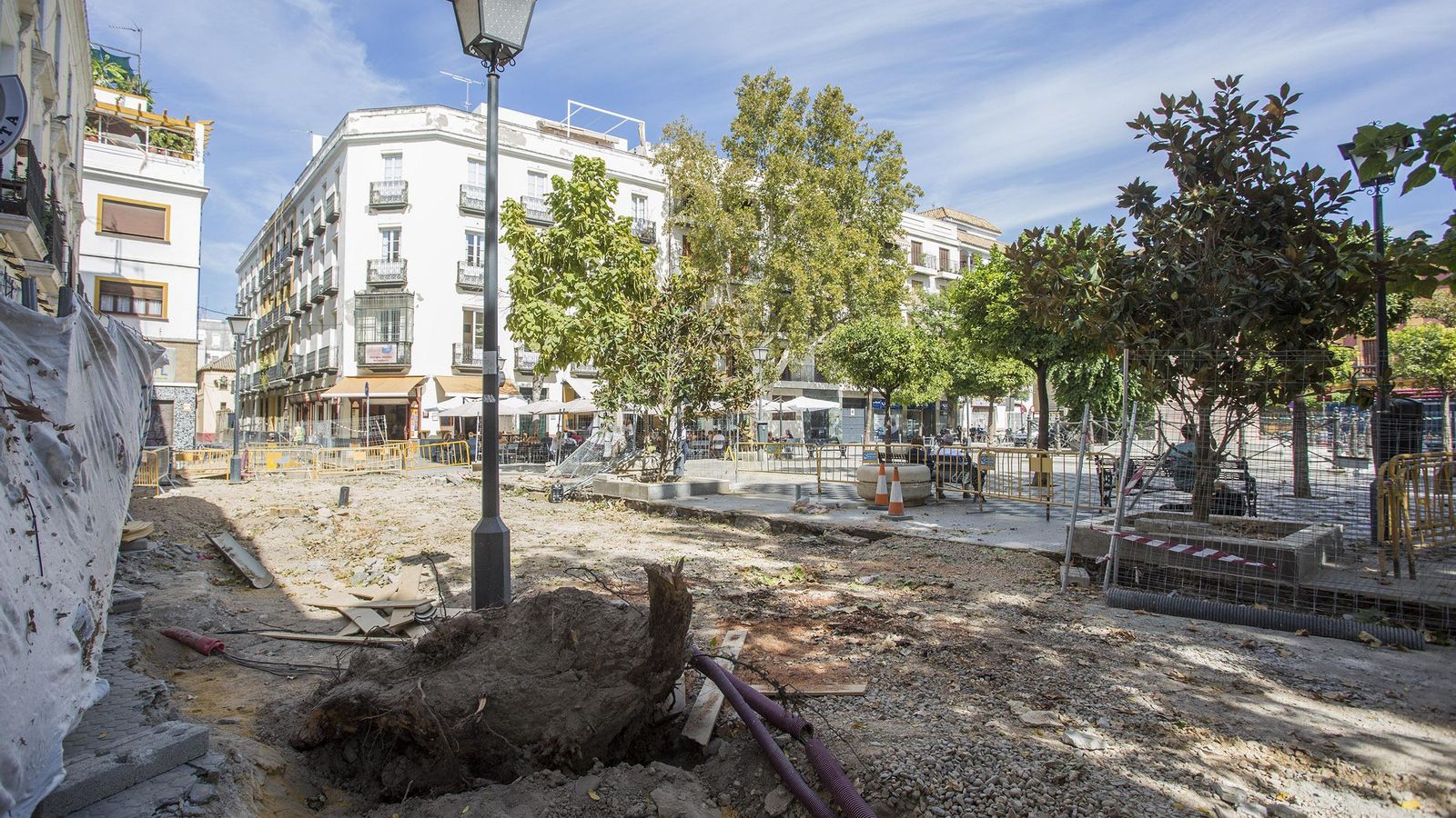 Estado de la Gavidia con el pavimento levantado tras la desaparición de tres árboles.