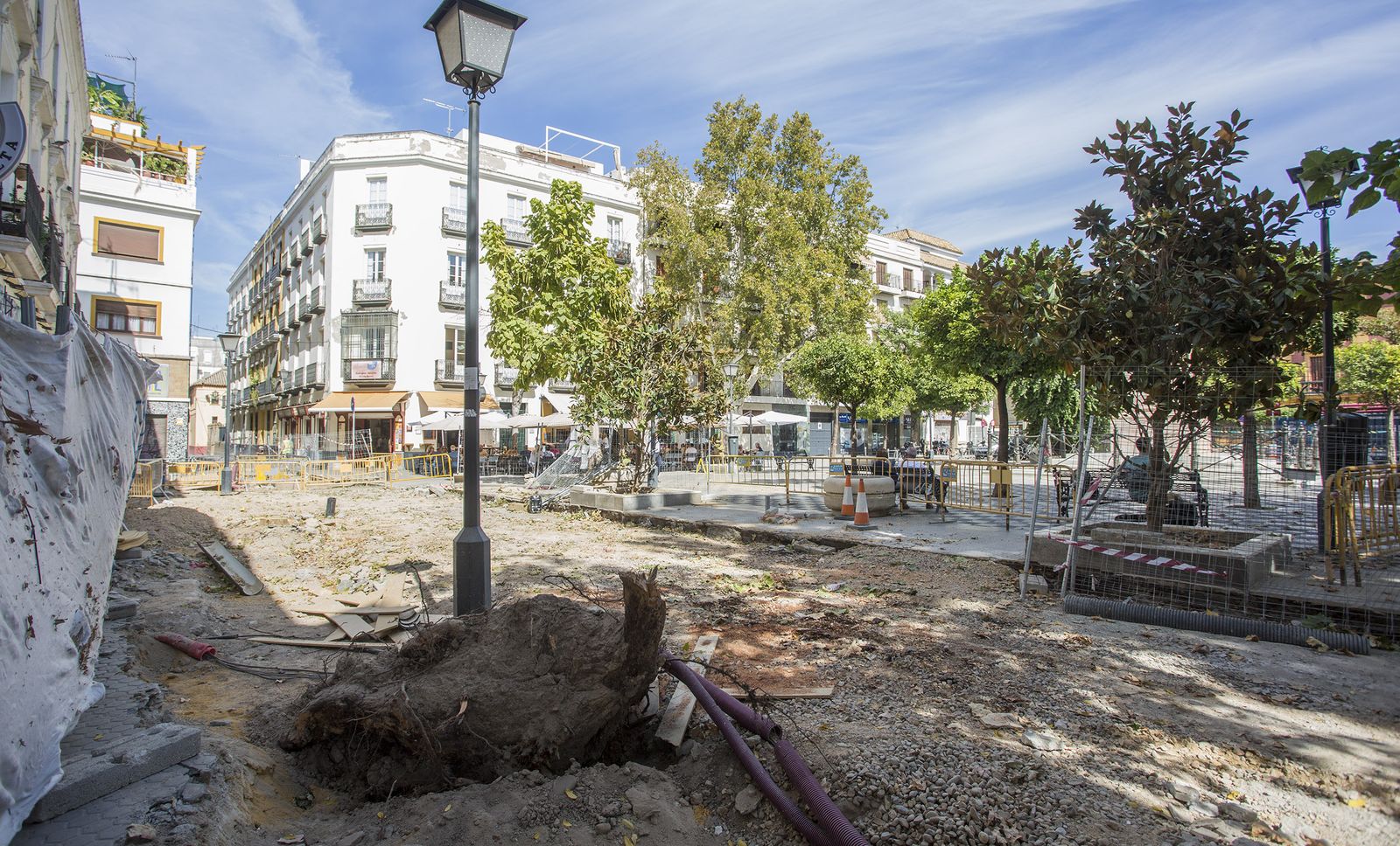 Estado actual de la Gavidia, este martes, con el pavimento levantado tras la desaparición de tres árboles de sombra.