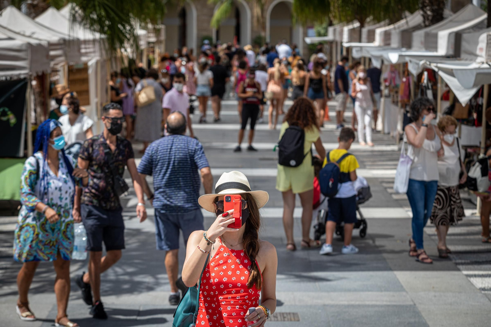 Turistas pasean por la plaza de San Juan de Dios durante el pasado mes de julio.