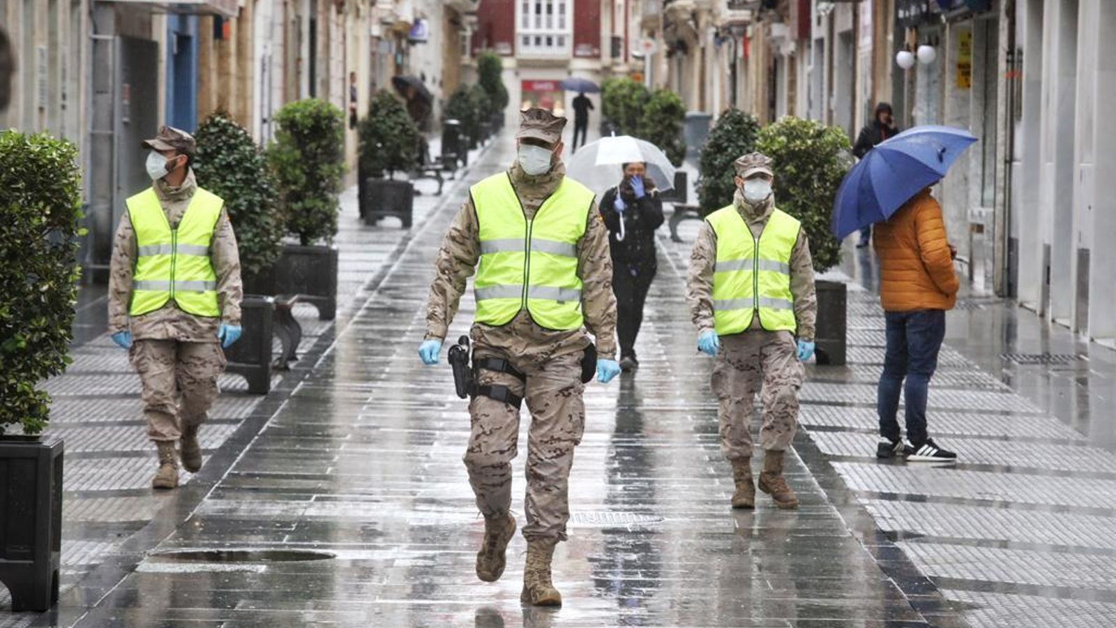 Infantes de marina de patrulla por la calle ancha de Cádiz.