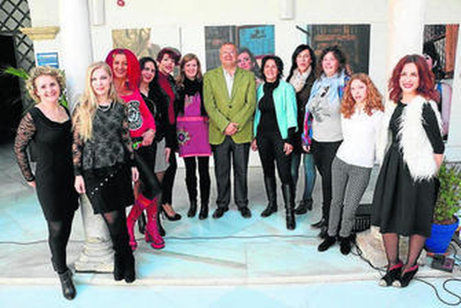 Moreno Calderón y Concha Vacas, junto a las músicas participantes.