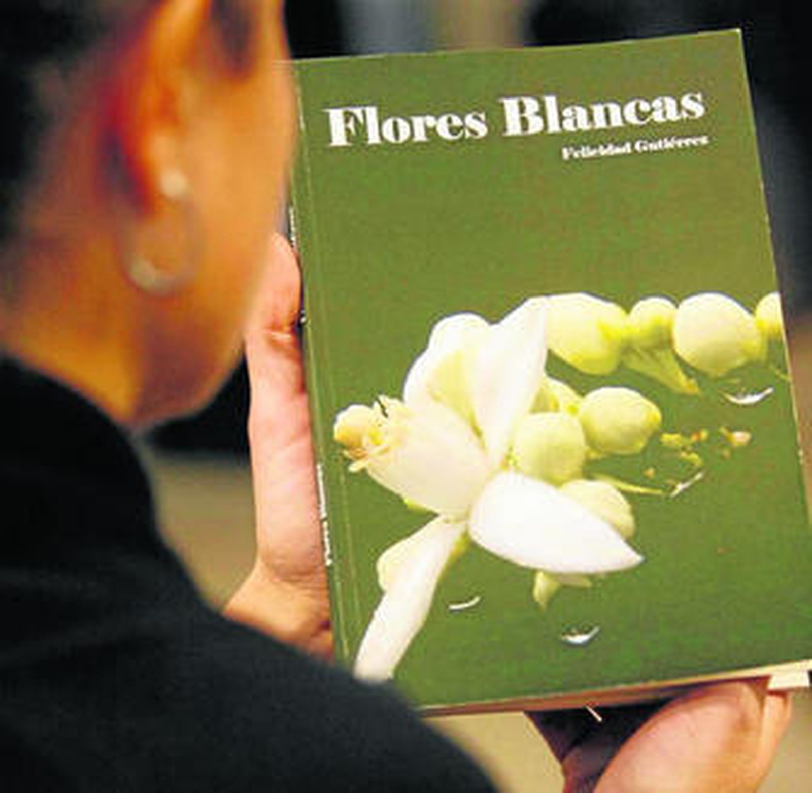 El polémico libro lleva por título 'Flores Blancas'.