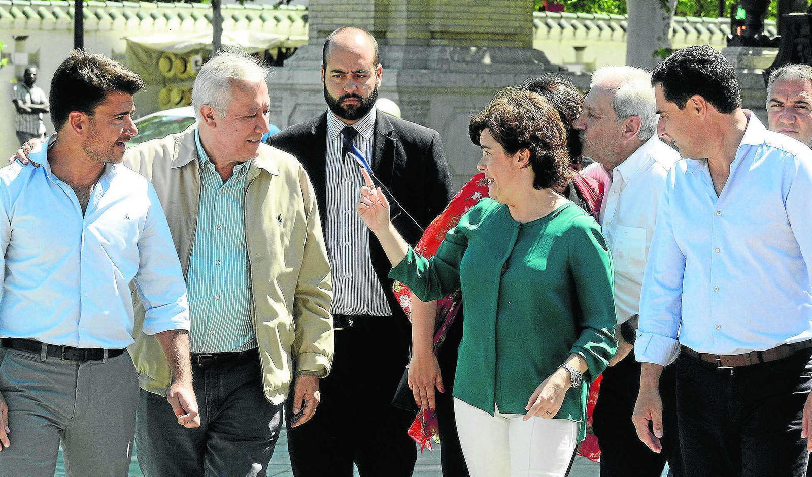 Sáenz de Santamaría, ayer en Sevilla junto a Juanma Moreno, Javier Arenas y Beltrán Pérez.