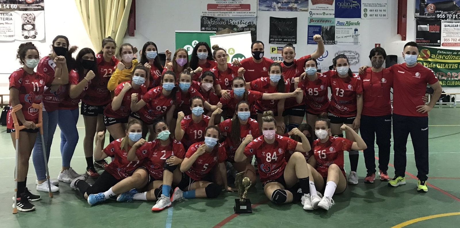 Las jugadoras del Córdoba BM celebran su título tras vencer al Solúcar.