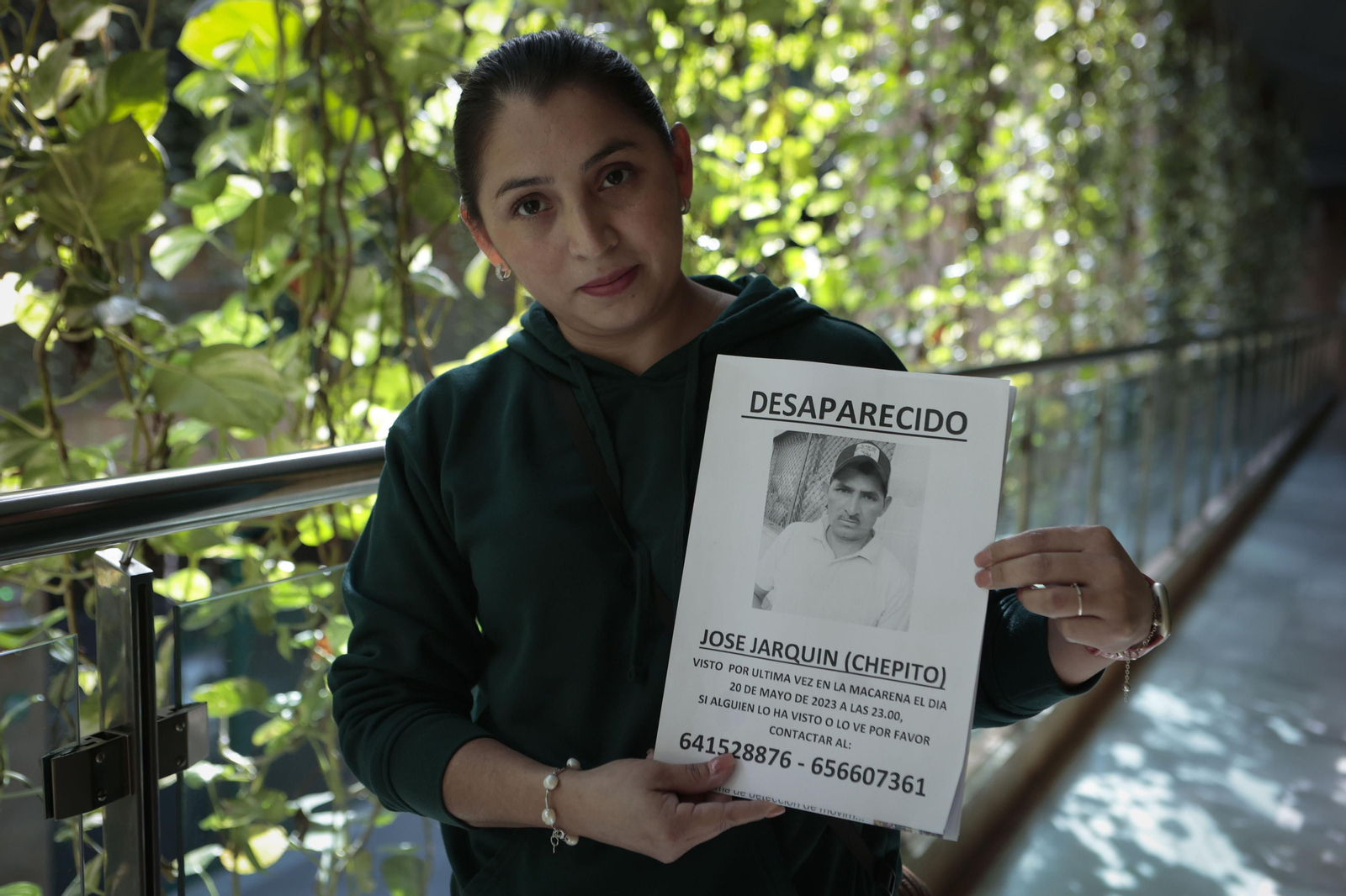 Alba Jarquín muestra un cartel con la cara de su hermano José Bismarck.