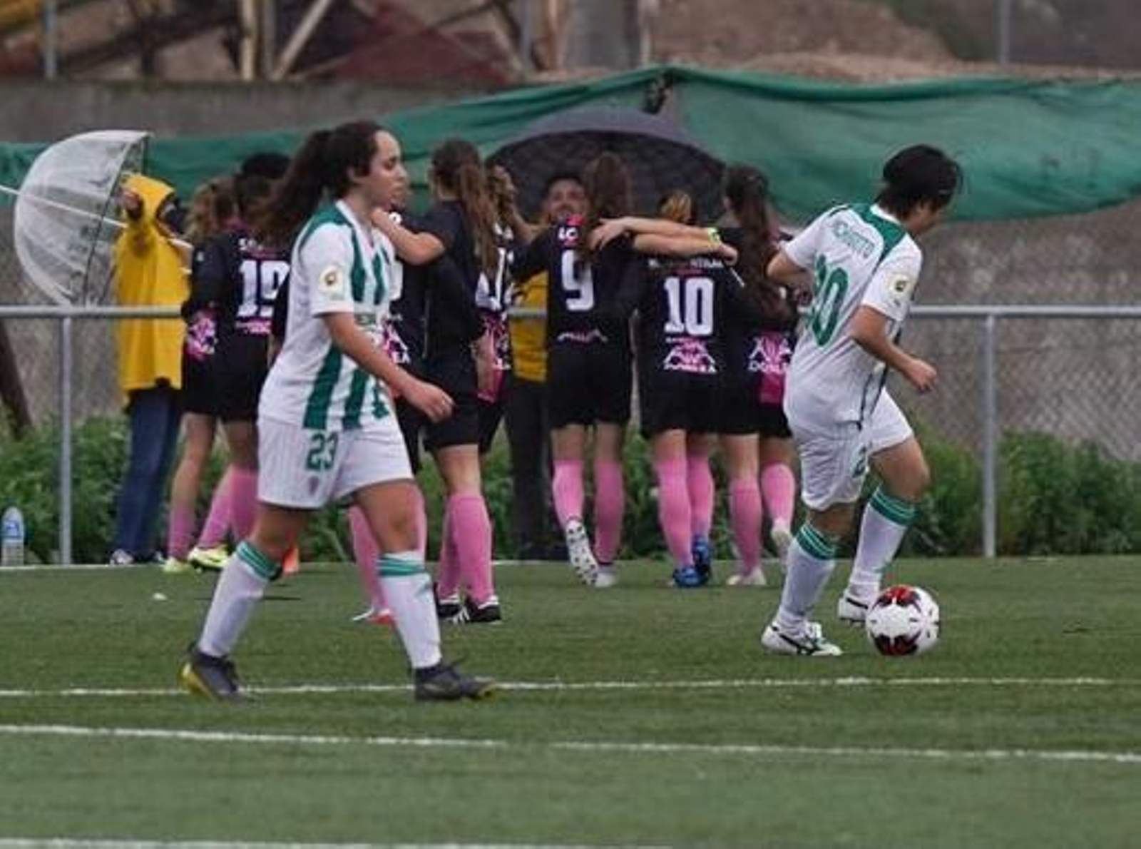 Las jugadoras del Pozoalbense celebran su segundo gol ante el Córdoba Femenino.