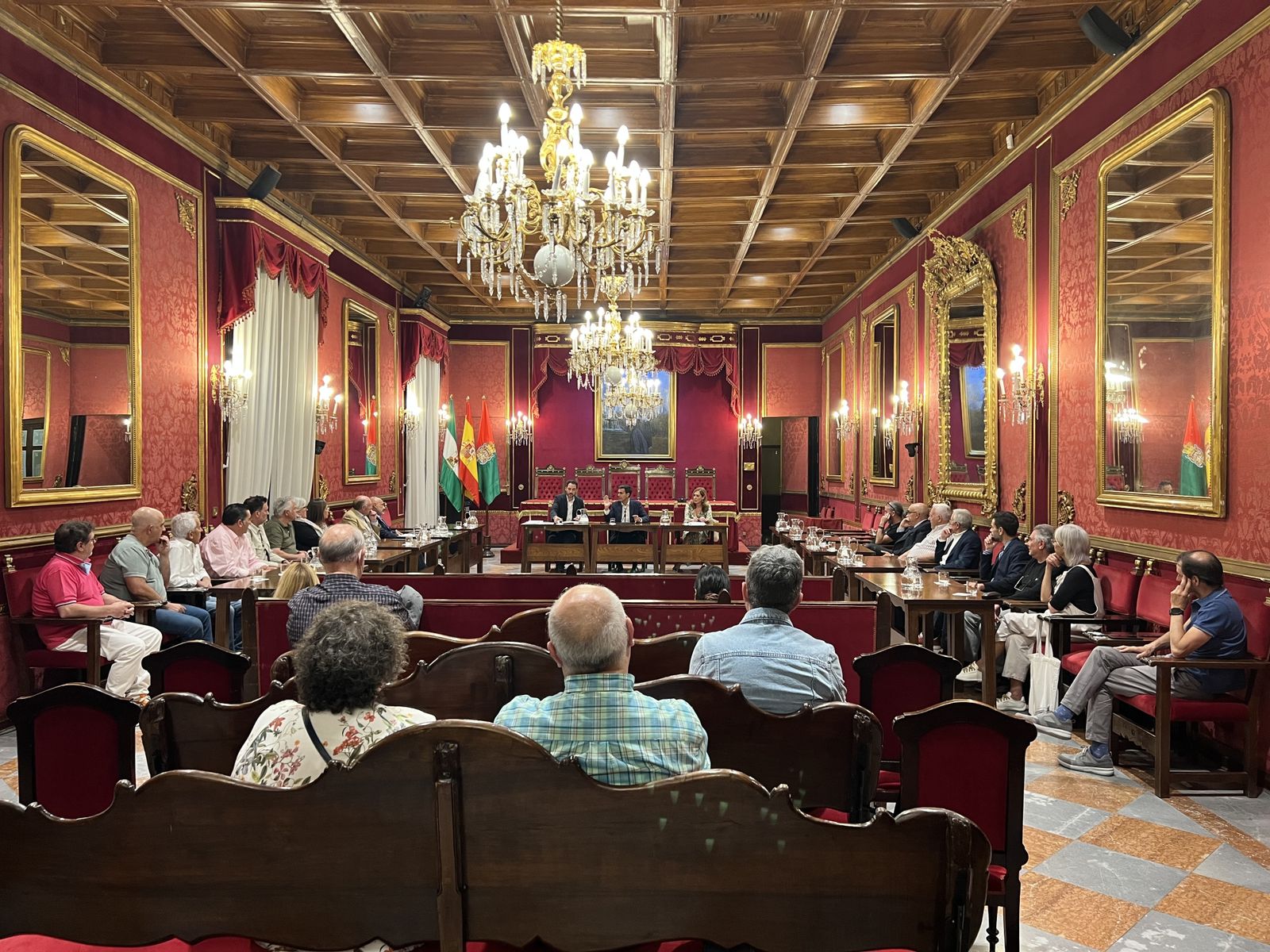 Reunión con propietarios de negocios en el Salón de Plenos del Ayuntamiento.