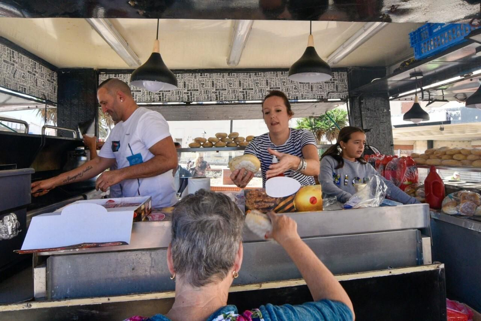 Óscar Marín y sus familiares, durante un reparto de alimentos