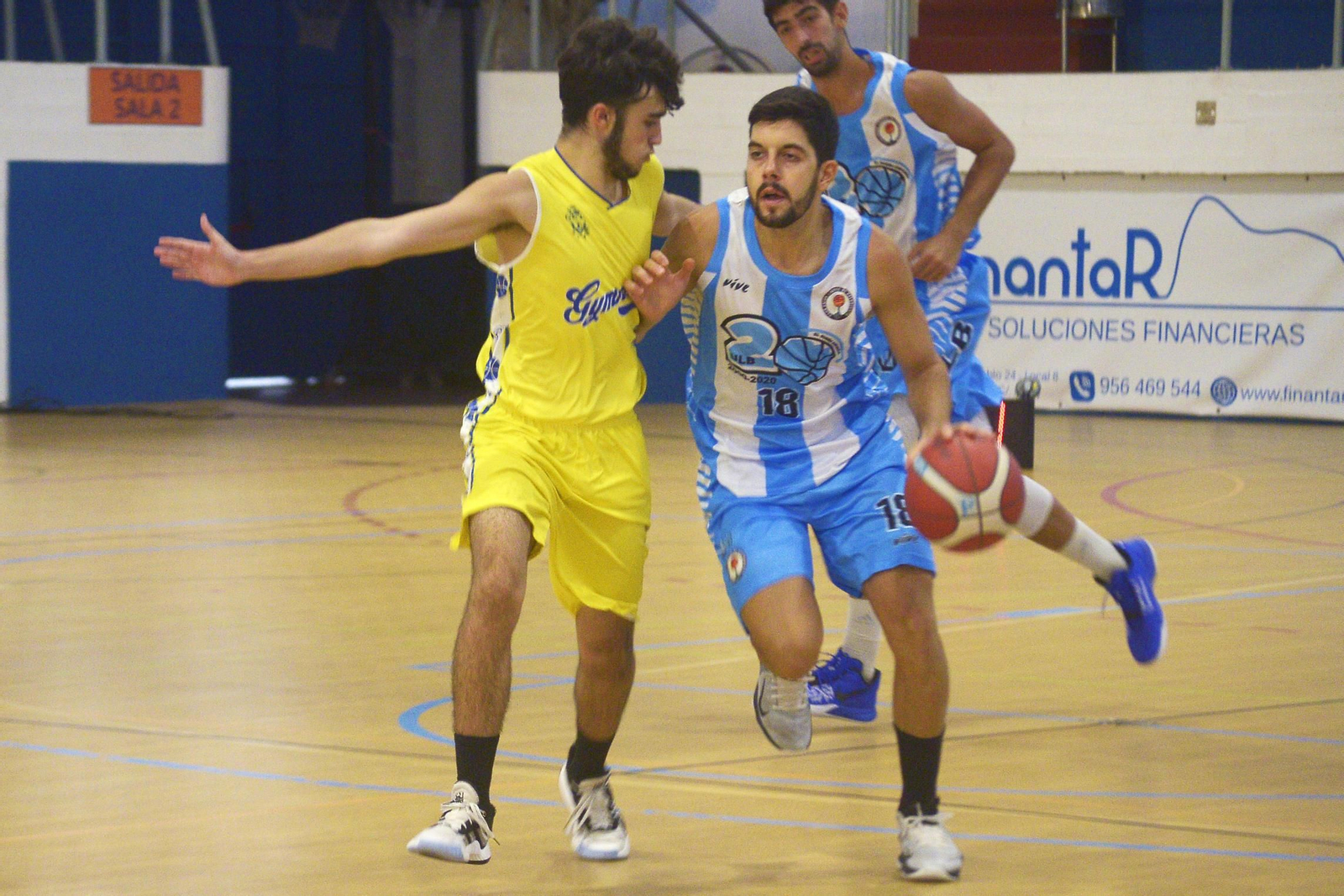 Gastón Zalazar comienza un ataque, presionado por un jugador de la Gymnástica Portuense