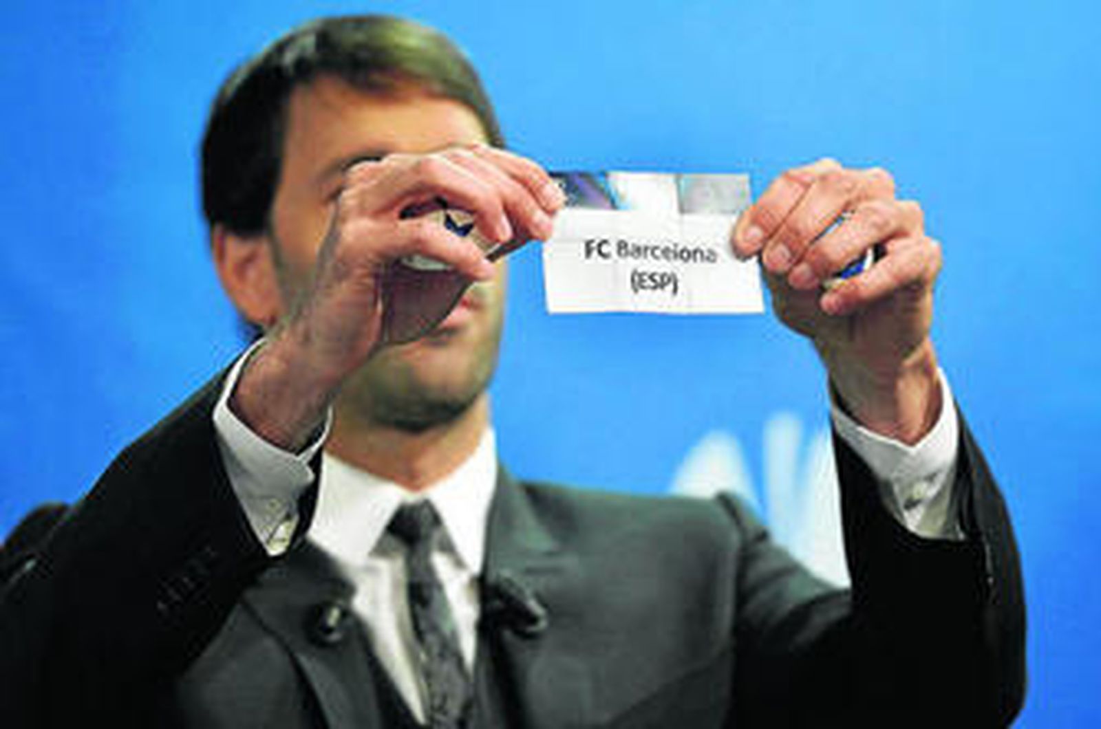 El holandés Ruud Van Nistelrooy enseña el papel con el nombre del Barcelona en el sorteo de ayer.
