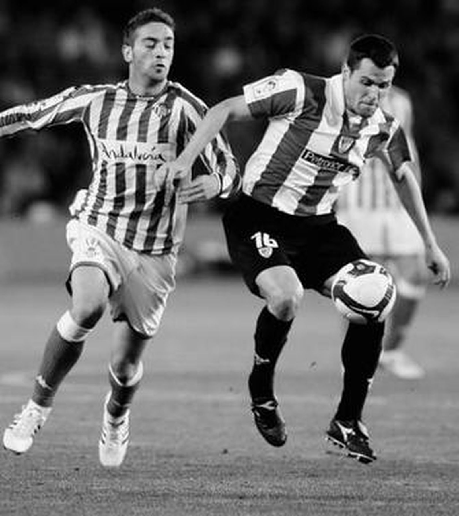 Arzu trata de arrebatarle el balón a Orbaiz.