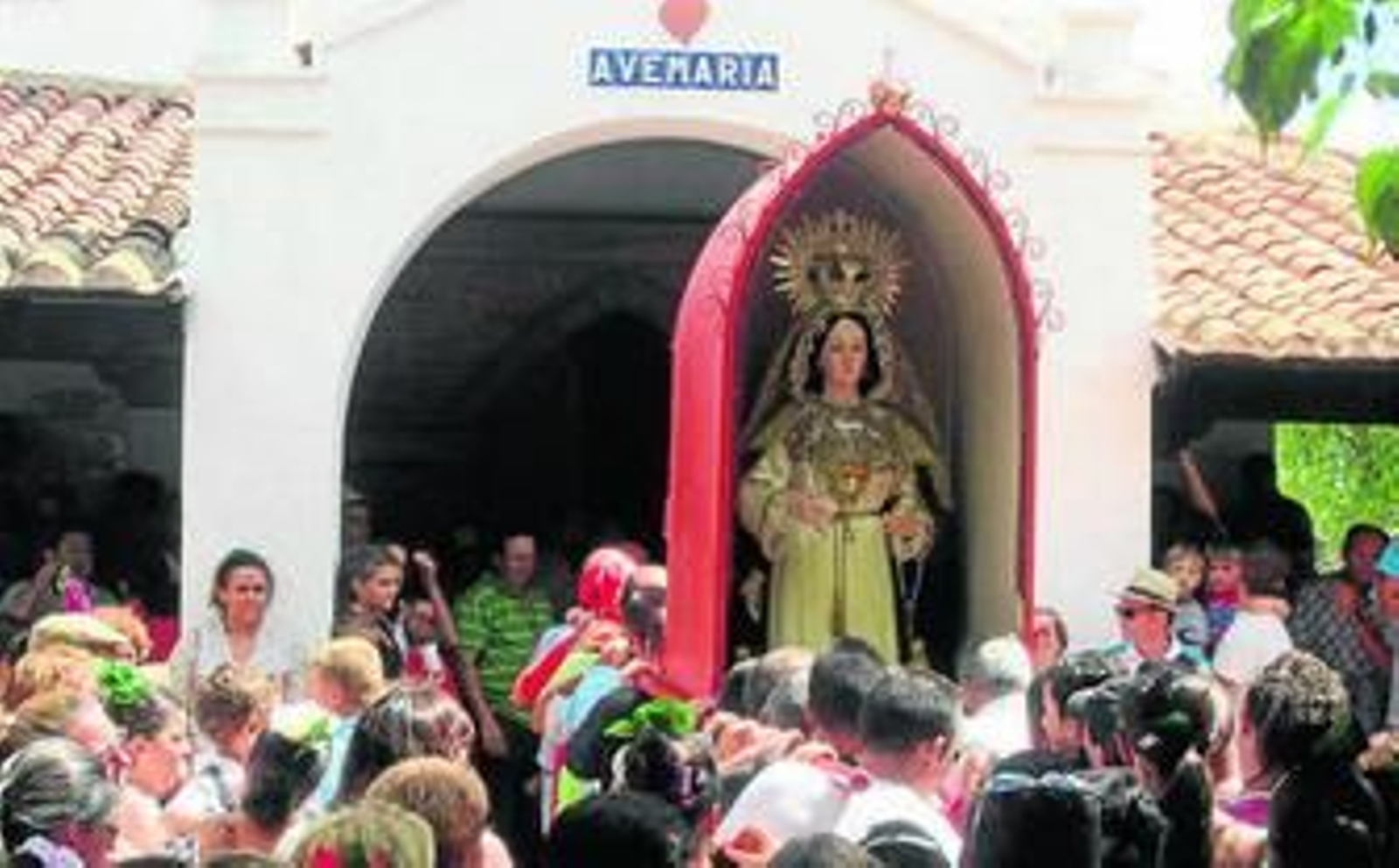 Vecinos de Zufre portan la imagen de la Virgen del Puerto.