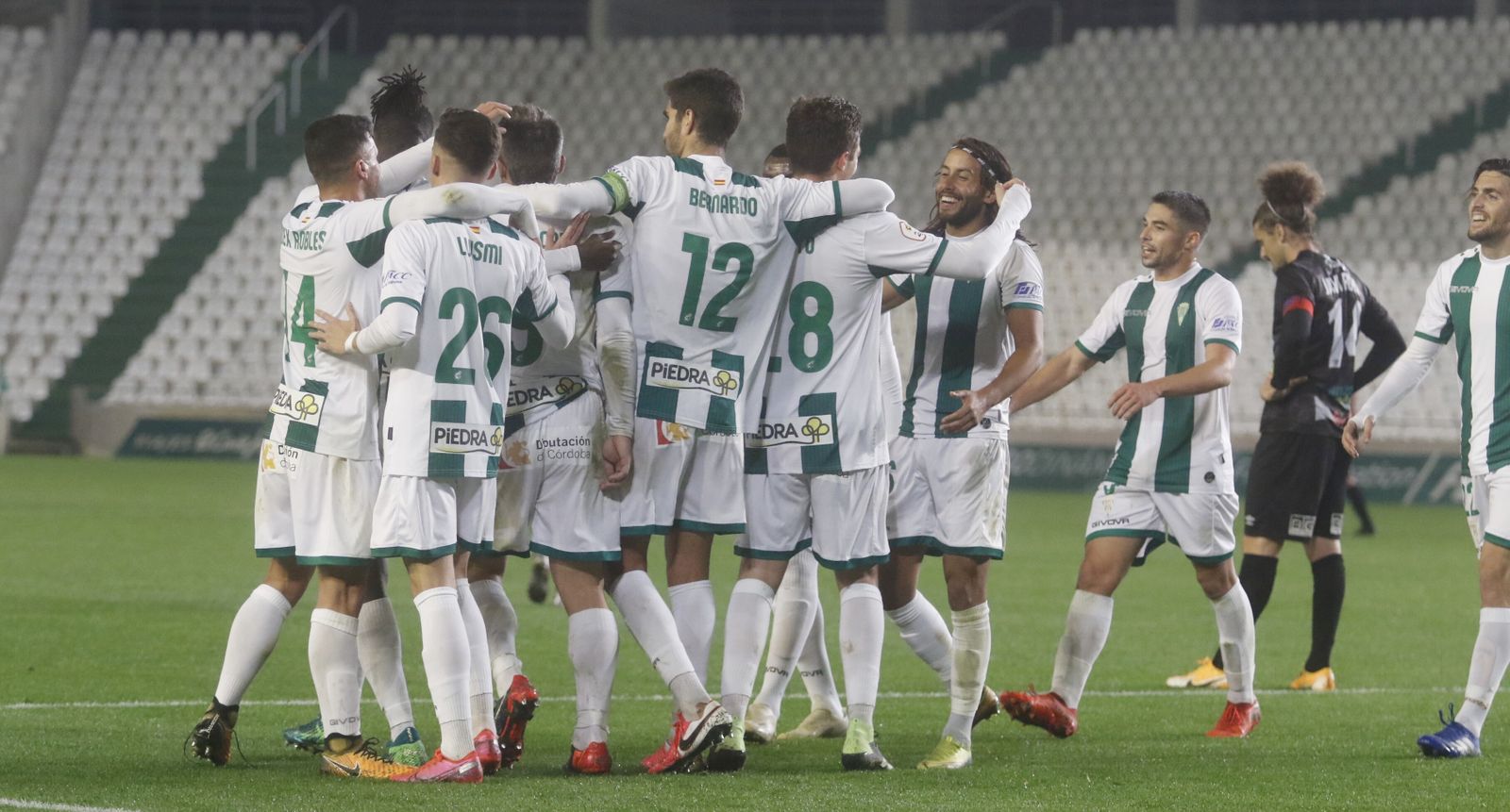 Los jugadores del Córdoba CF celebran un gol en su último duelo liguero, ante El Ejido.
