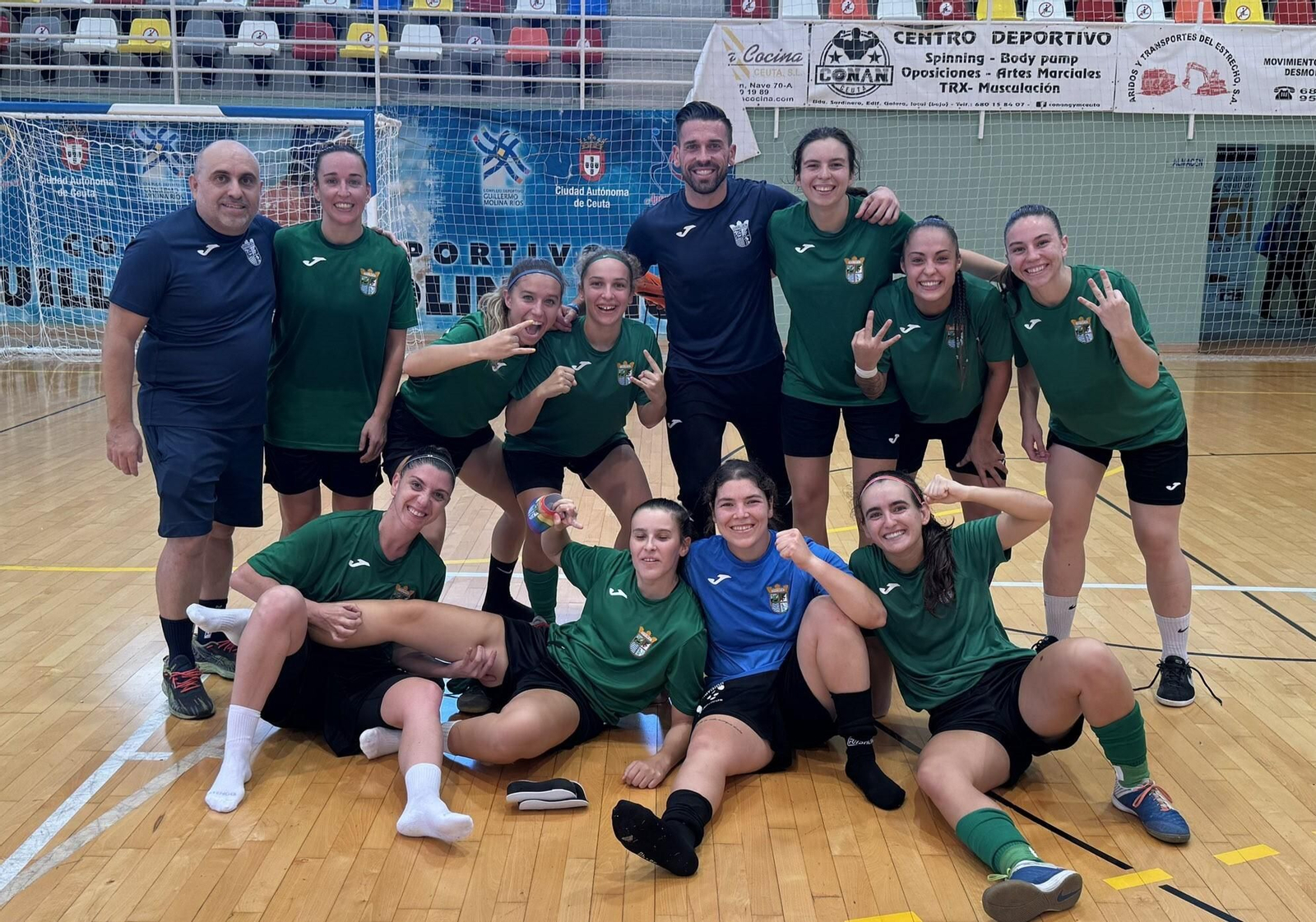 Las jugadoras del Guadalcacín celebran el triunfo logrado en el Pabellón Guillermo Molina.