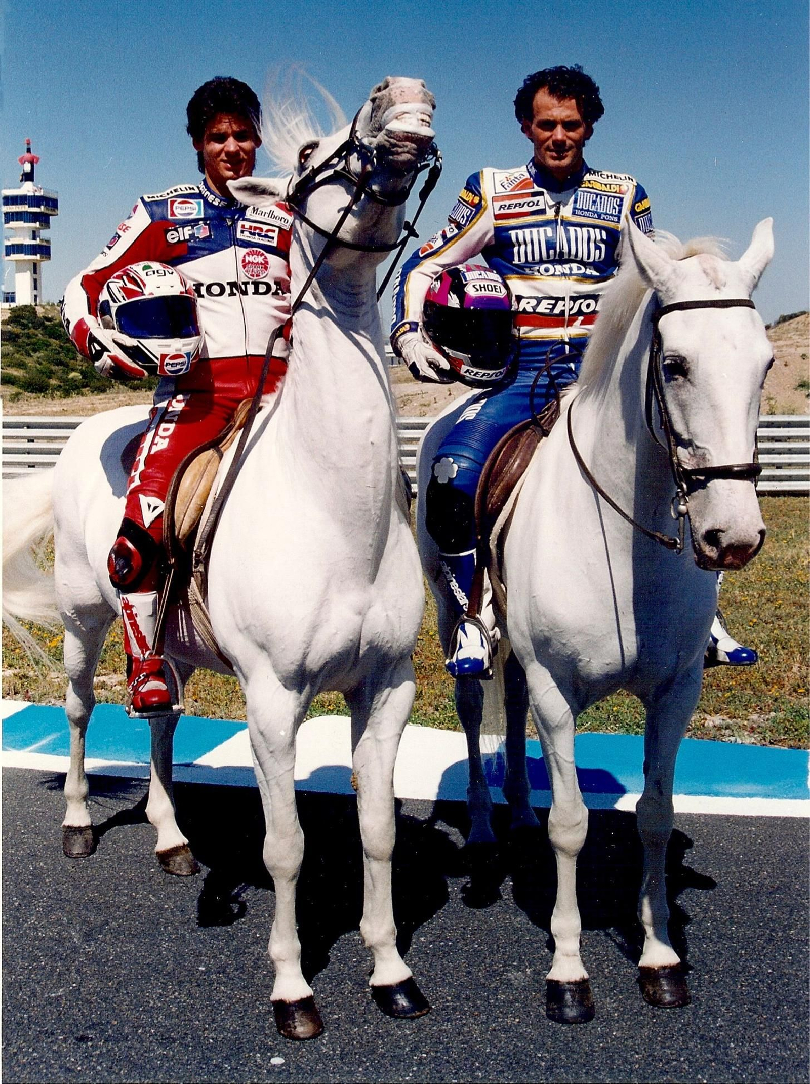 En 1994 hice posar a Crivillé y Puig con caballos en el Circuito de Jerez. En 1994 hice posar a Crivillé y Puig con caballos en el Circuito de Jerez.