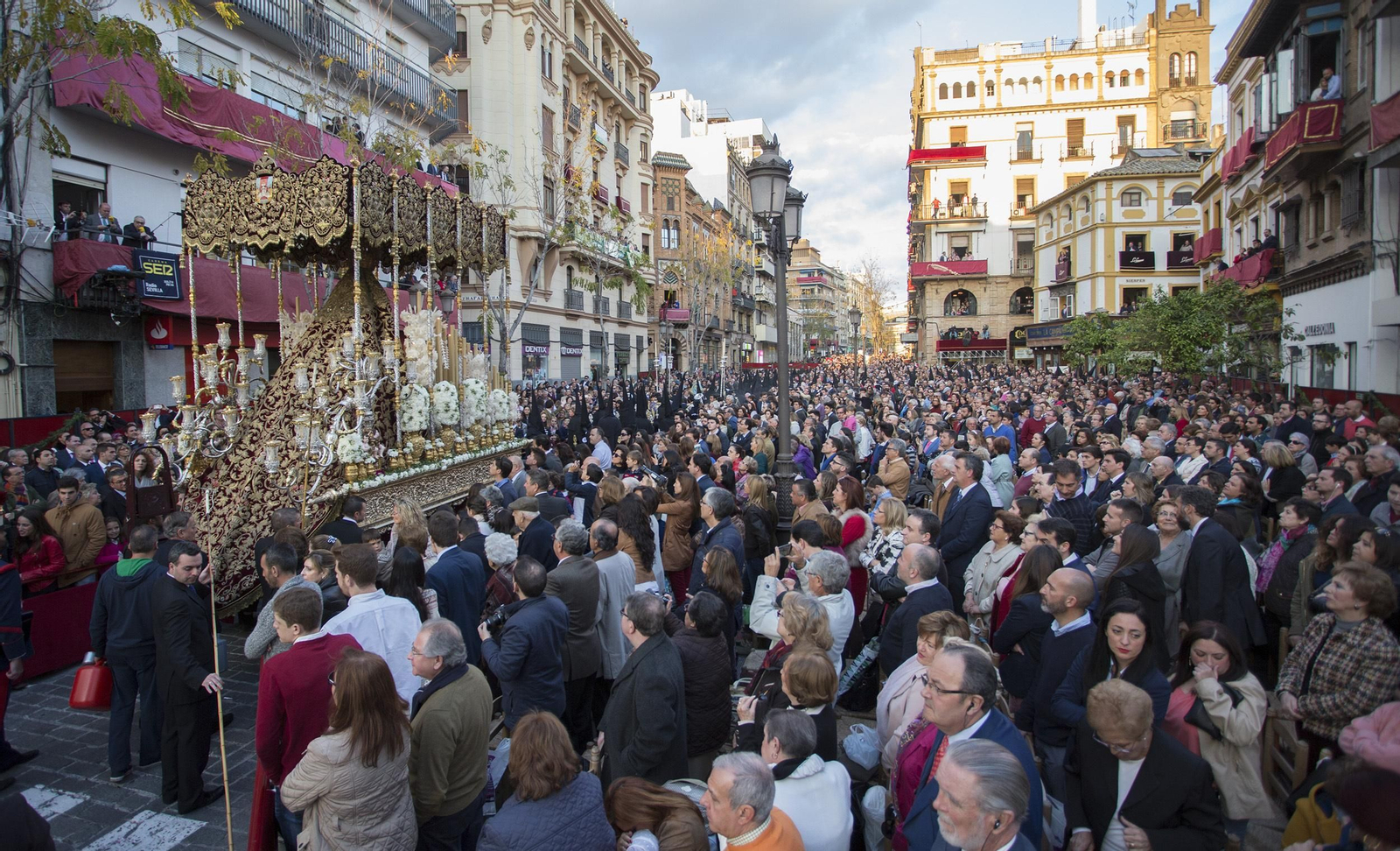 Los abonados de la Campana contemplan a la Virgen del Refugio, de la Hermandad de San Bernardo.