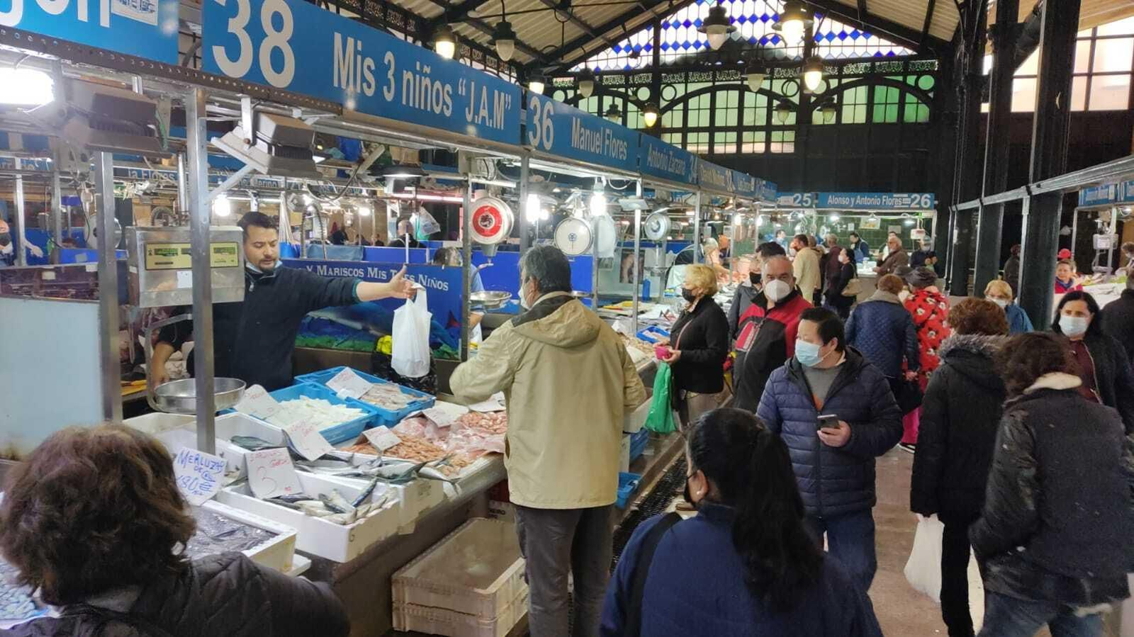 Puestos de pescado de la Plaza de Abastos, esta mañana.