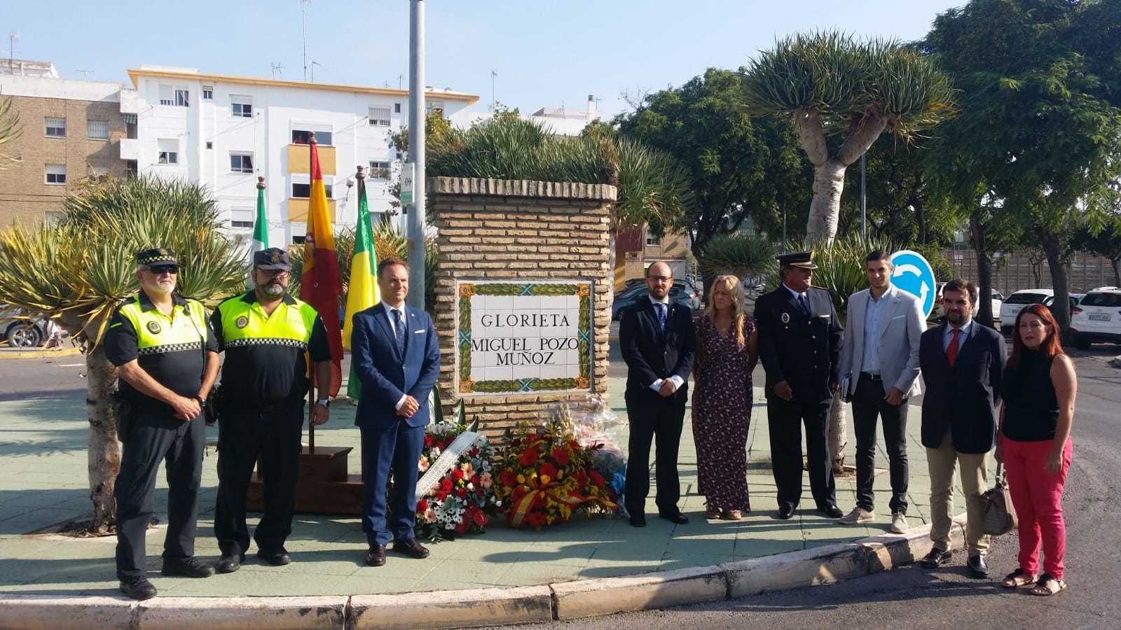 Una imagen del acto celebrado hoy a las puertas de la Jefatura de la Policía Local
